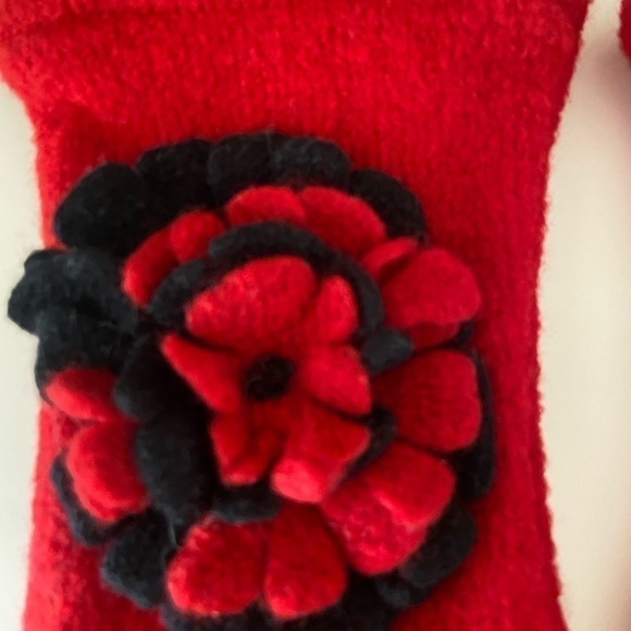 COPY - Simu Woman's Beautiful Red Floral Swedish 100% Wool Mittens‌‌ - Picture 4 of 10